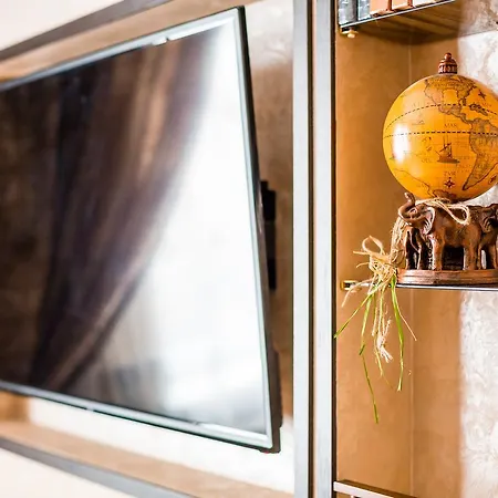 Beautiful D.galytskogo Apartment